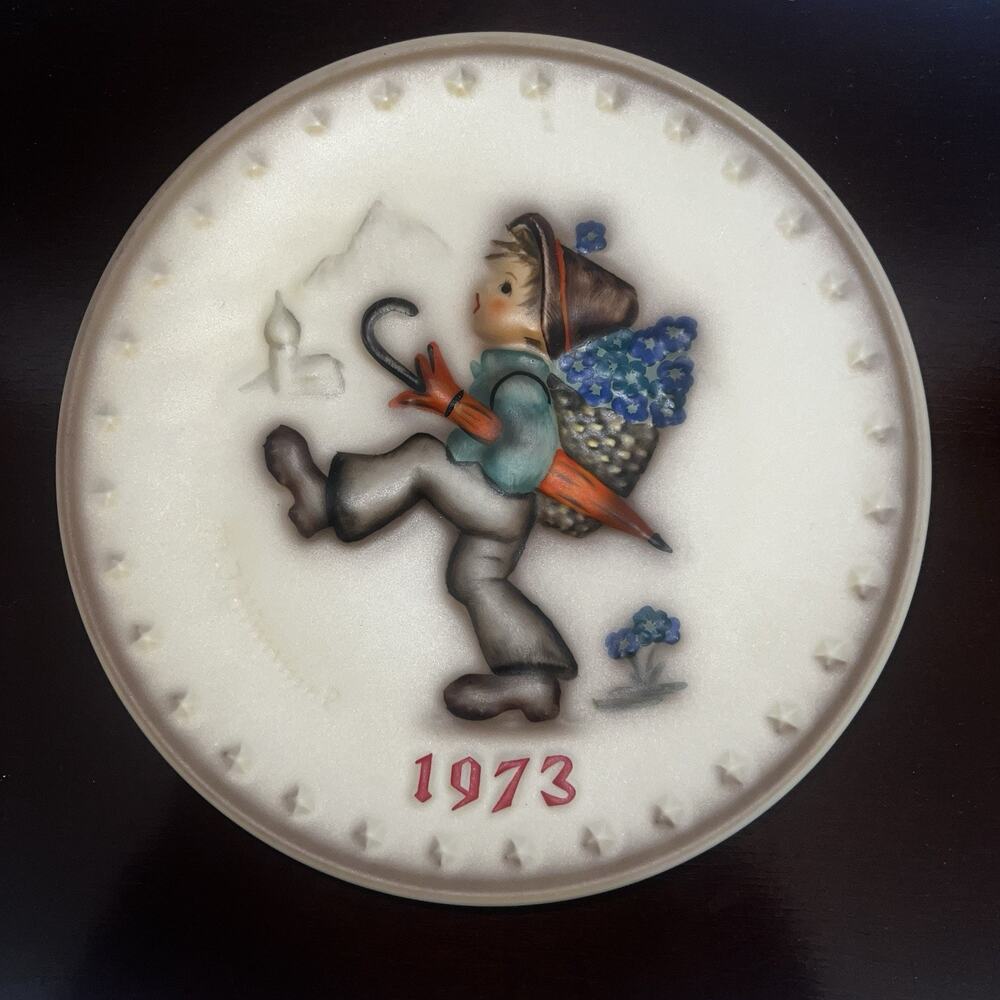 Hummel 3rd Annual Plate 1973 In Bas Relief Hum 266